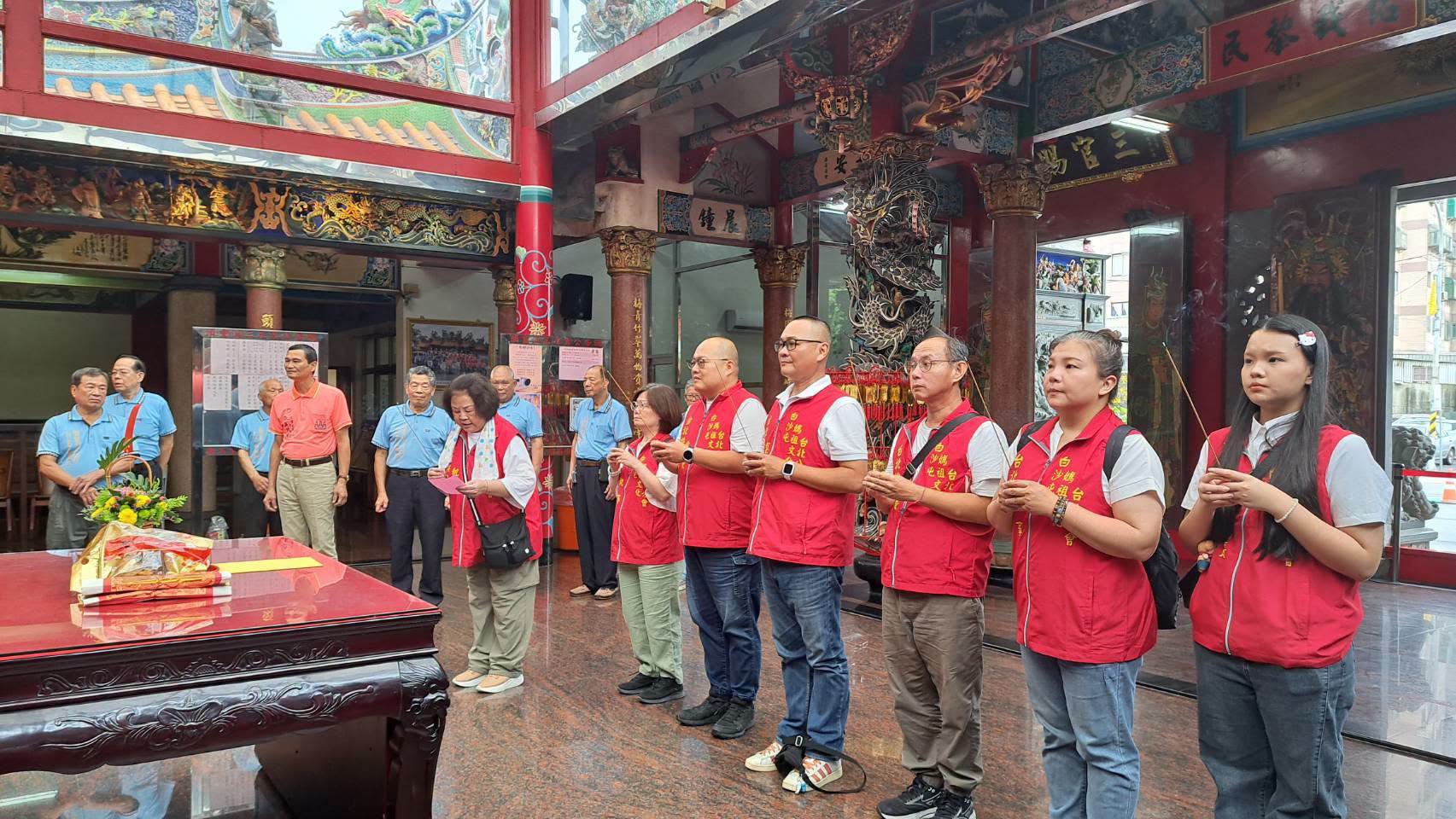 台北拱聖宮~白沙屯媽祖文化台北分會團隊蒞臨參香祈福。